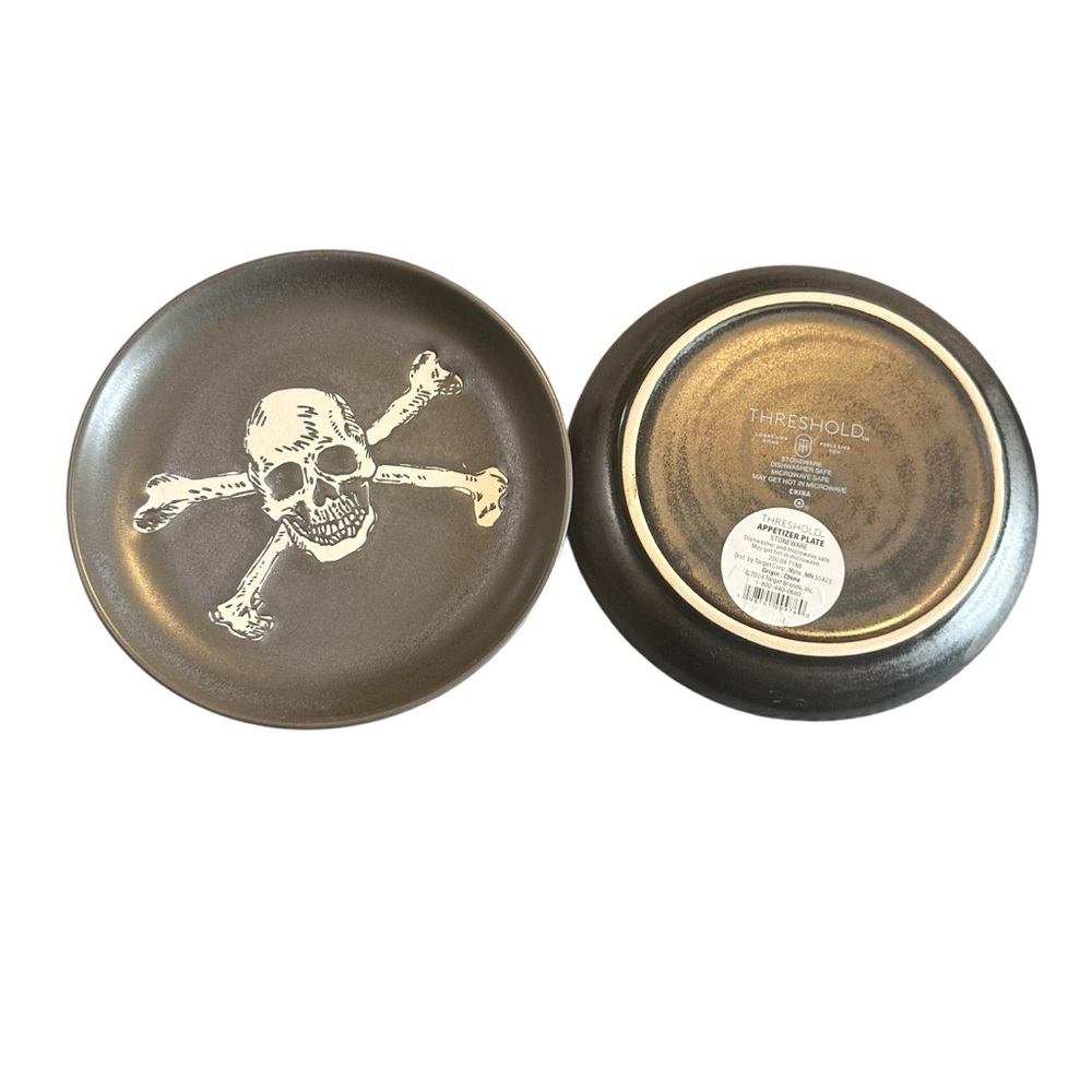 Set of 4 Threshold™ Stoneware Plates – Skull & Crossbones Design